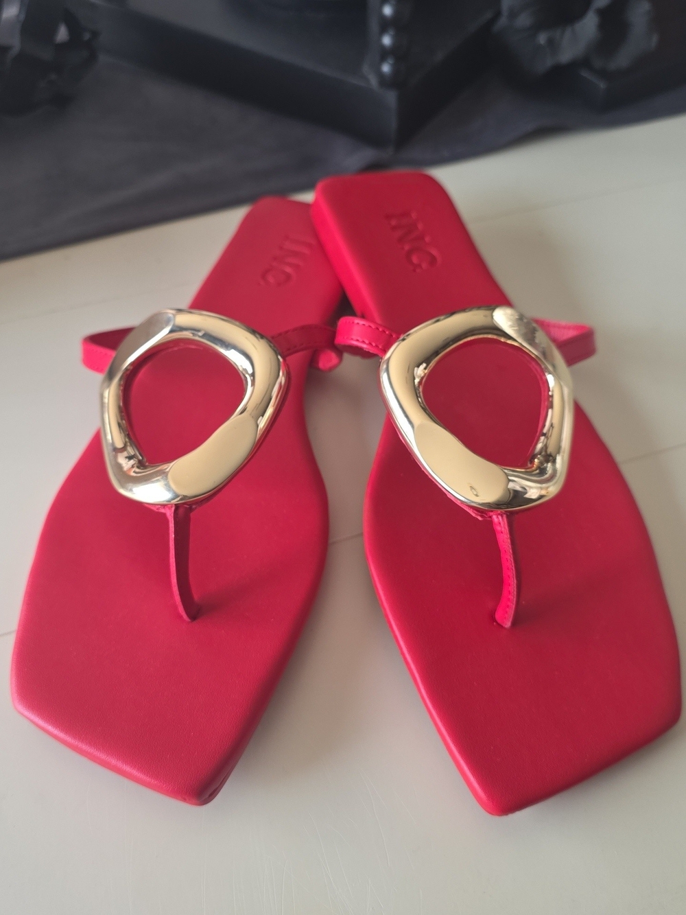 INC International Concepts Size 9 Red Square-Toe Thong Sandals with Gold Accent